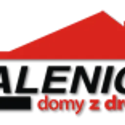 Czerwono-czarne logo firmy budowlanej 'Kalenica domy z drewna' z sylwetką dachu w górnym rogu.